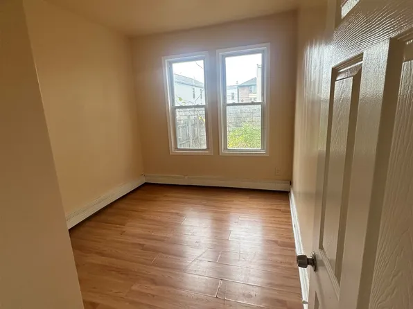 98 Van Nostrand Avenue image 3 of 8