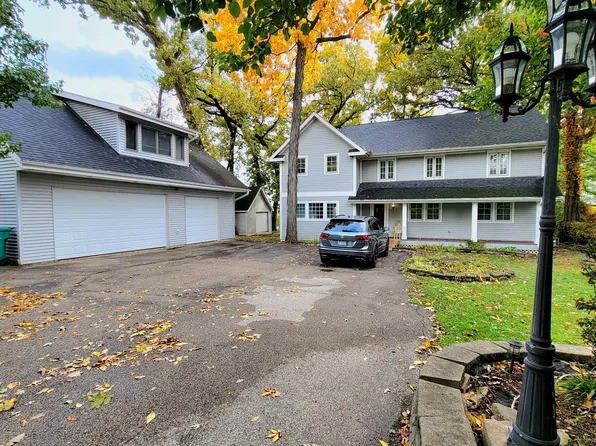 521 Twin Oaks Dr, Lake Villa, IL 60046