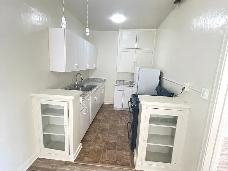 410 S Glendale Ave — Photo 10