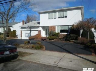 1879 Leslie Ln, Merrick, NY 11566