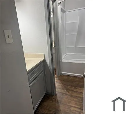 2 bed, 1000 sqft, $1,200 — Photo 3