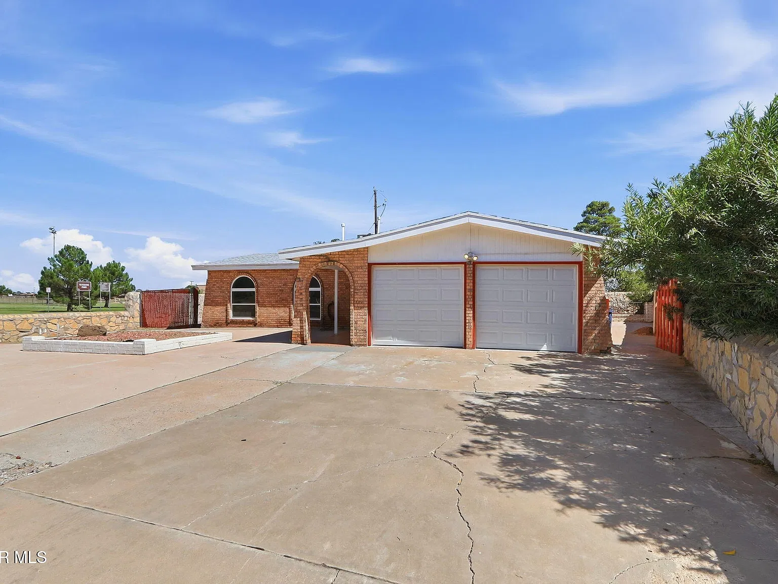 3 bed, 1.0 bath, 1142 sqft, $1,550 — Photo 3