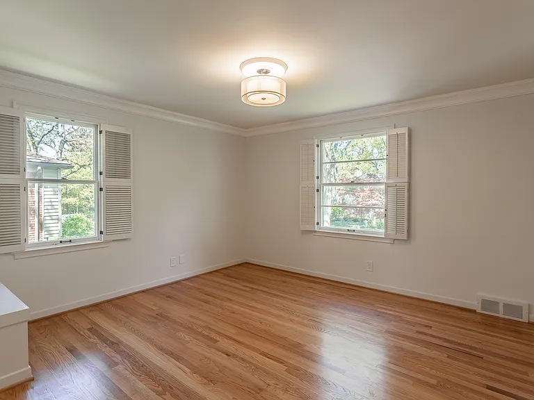 906 Putney St — Photo 33