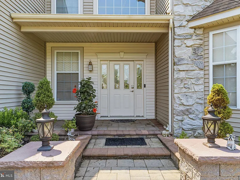 537 Riggs Ave — Photo 2