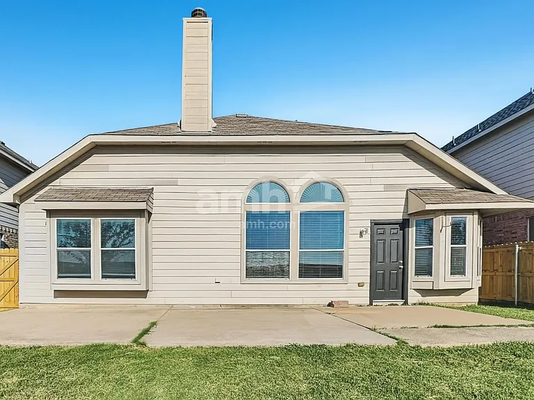 9501 Navarro St — Photo 18