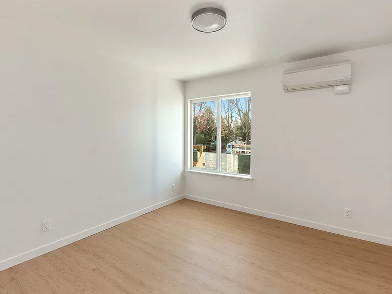 707 Leahy — Photo 32