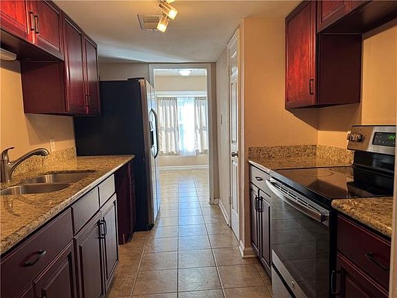 5th image of 2450 Oxford Pl