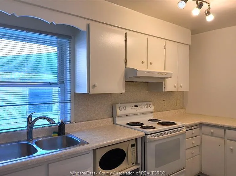 542 Charles St — Photo 5