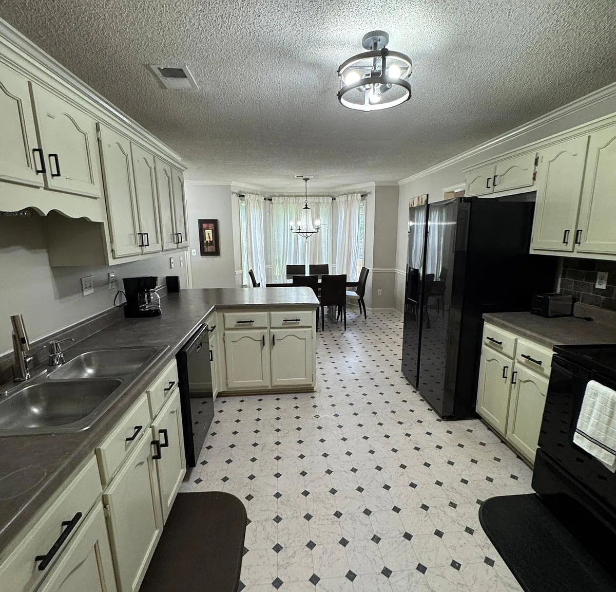 4 bed, 2.5 bath, 2315 sqft, $8,995 — Photo 2