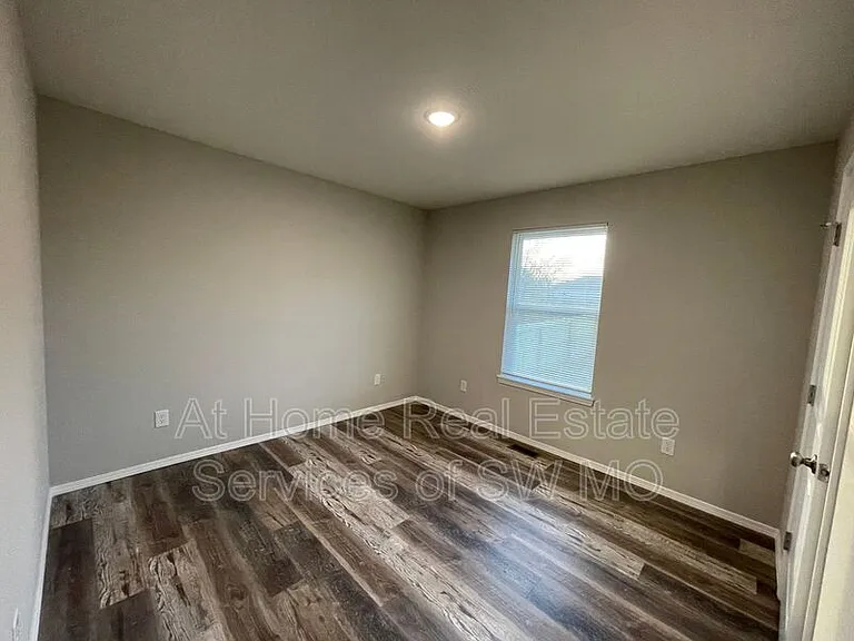 1905 S 15th Ave — Photo 11