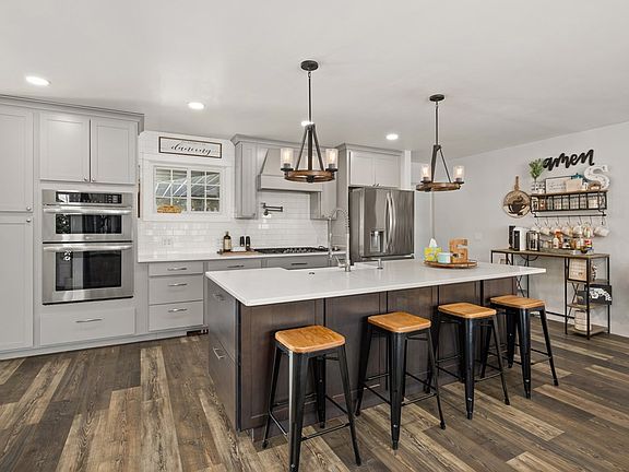 4th image of 62 Renfrew Dr