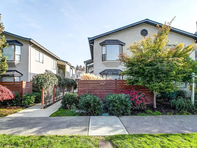 Alki 12 Apartments are located just blocks from Alki Beach. — Photo 12