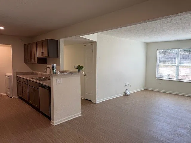 Cottonwood Creek Apartments — Photo 17
