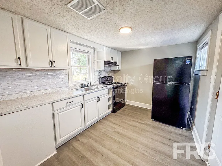 600 Howell St #A — Photo 13