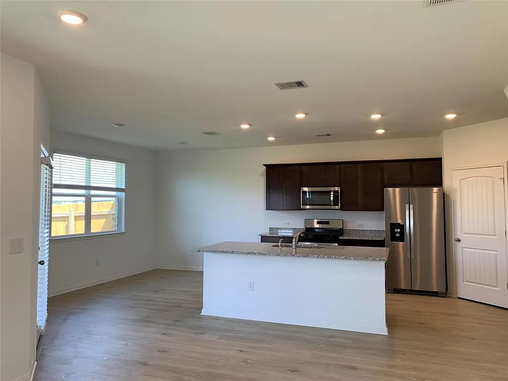 3 bed, 2.5 bath, 1934 sqft, $1,850 — Photo 2