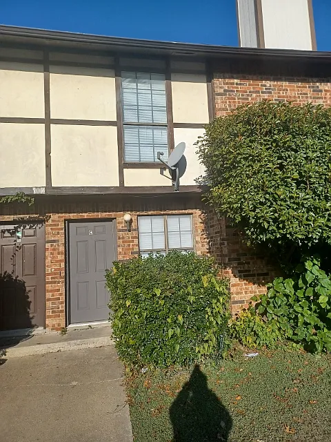 2 bed, 1.5 bath, 1040 sqft, $1,395 — Photo 2
