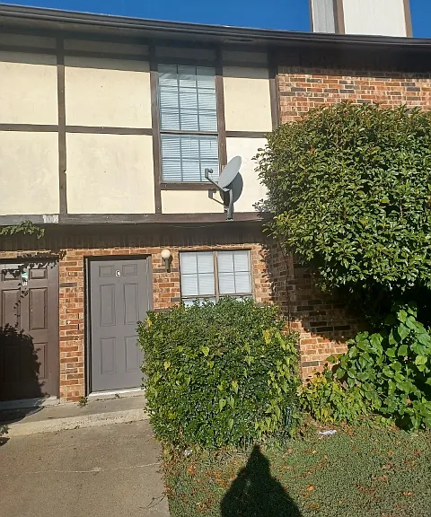 2702 Wimbledon Ct #C — Photo 2