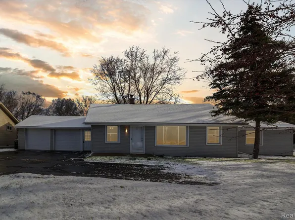 915 Orion Rd, Lake Orion, MI 48362