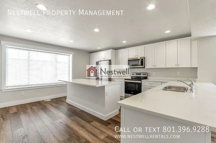 Spacious 3-bed End-row Townhouse in Prime Midvale Location! — Photo 4
