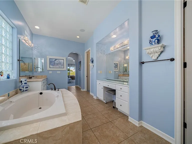 138 Royal Saint Georges Way — Photo 40