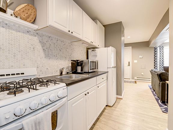 Gourmet kitchen with gas cooking & microwave!