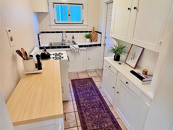 2nd image of 141 W Ivy St #141