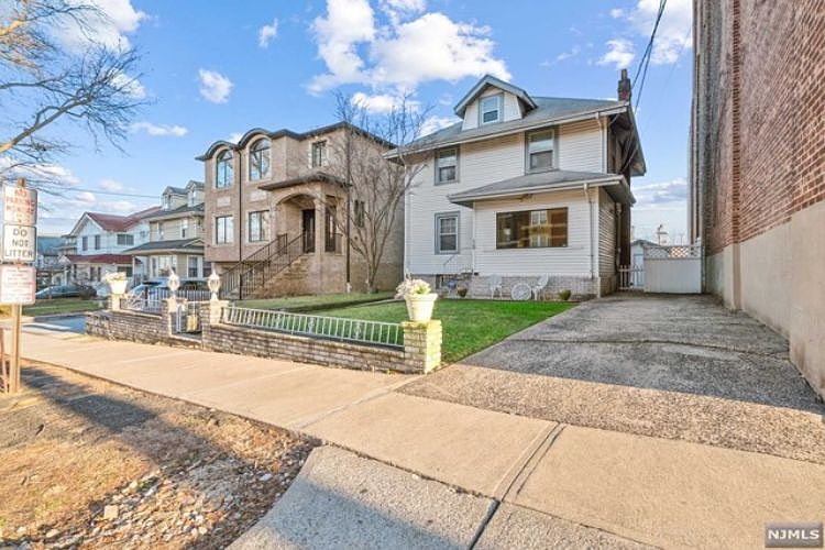 1st image of 15 Henry Ave