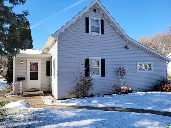 233 S Pine St, Vermillion, SD 57069