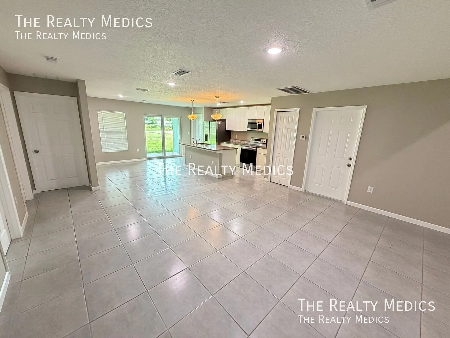 Modern 4 Bedroom Palm Bay Home No Carpet! — Photo 4
