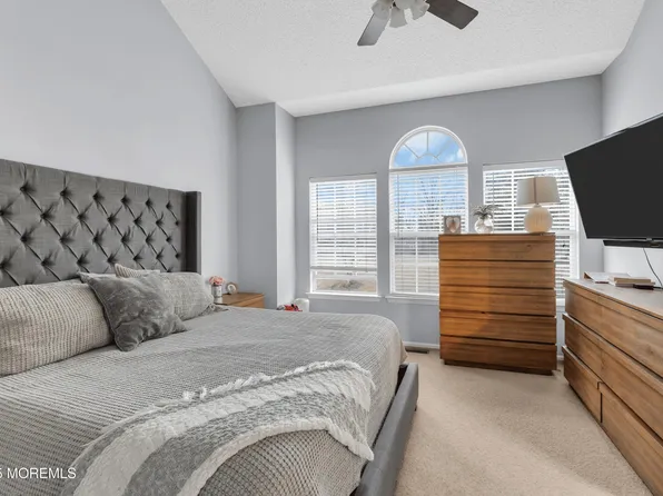 25 Madison Court, Tinton Falls, NJ 07712