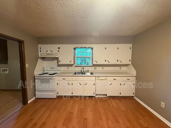 605 W Bluegrass Rd, Strafford, MO 65757
