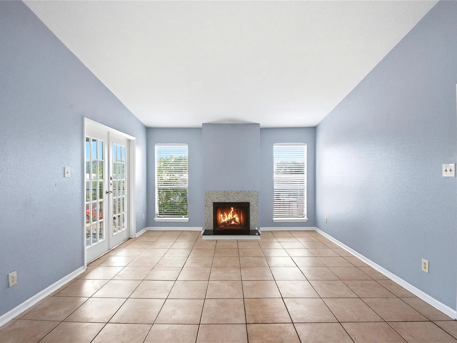 2 bed, 1.0 bath, 877 sqft, $1,150 — Photo 3