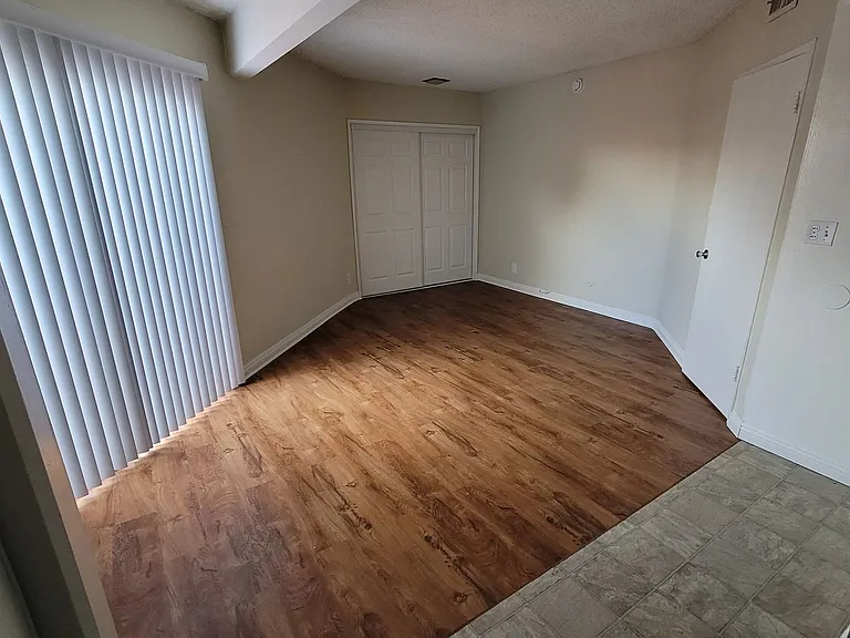 Lido Isle Apartments — Photo 32
