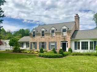 9745 Mountainview Dr, Waite Hill, OH 44094