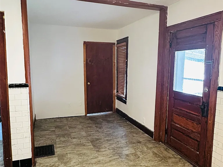 210 Squires Ave — Photo 4