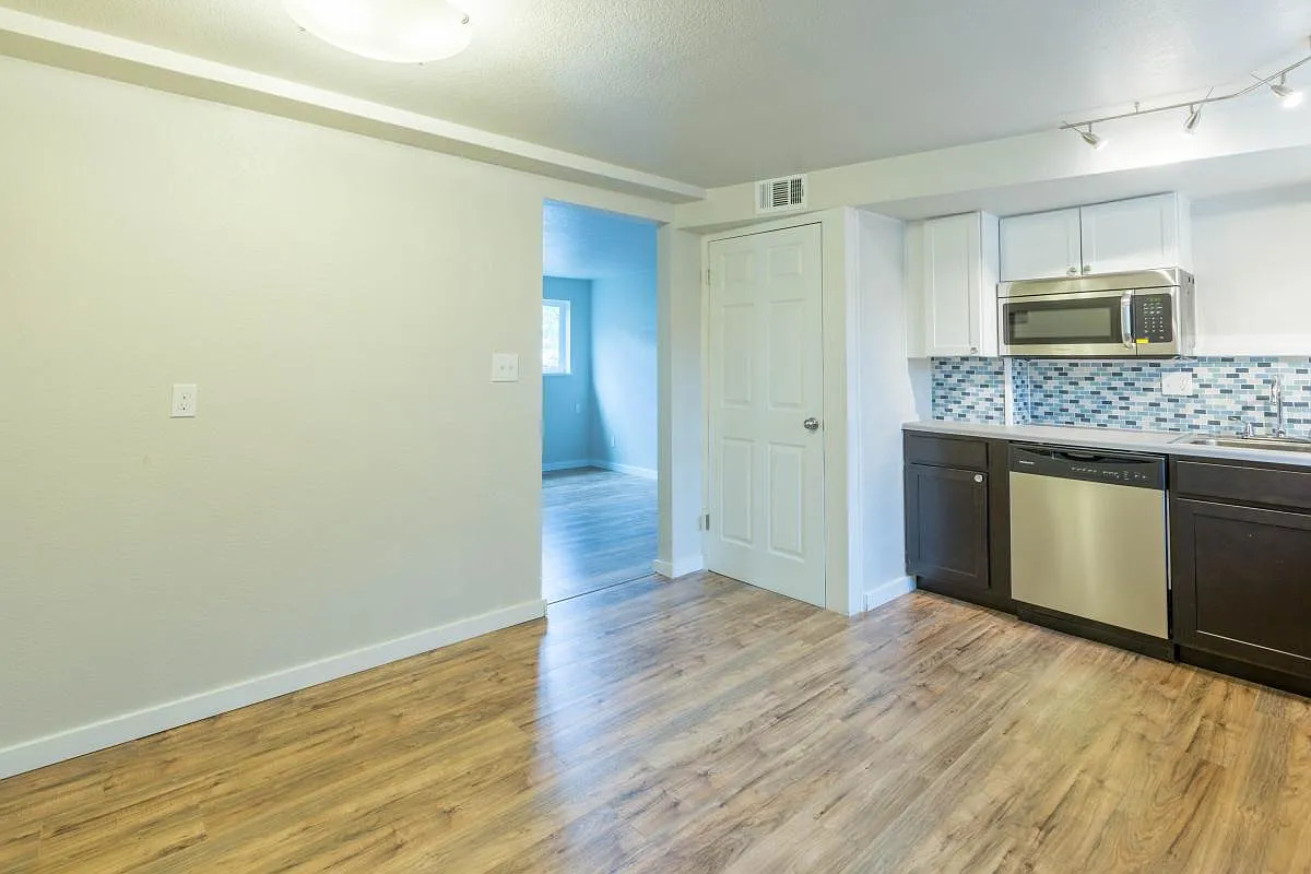 2 bed, 1010 sqft, $1,645 — Photo 4