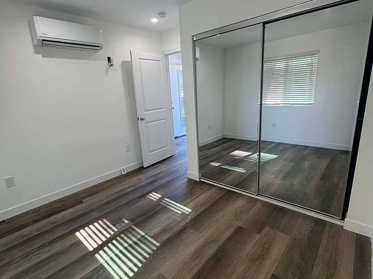 11600 S San Pedro St — Photo 7