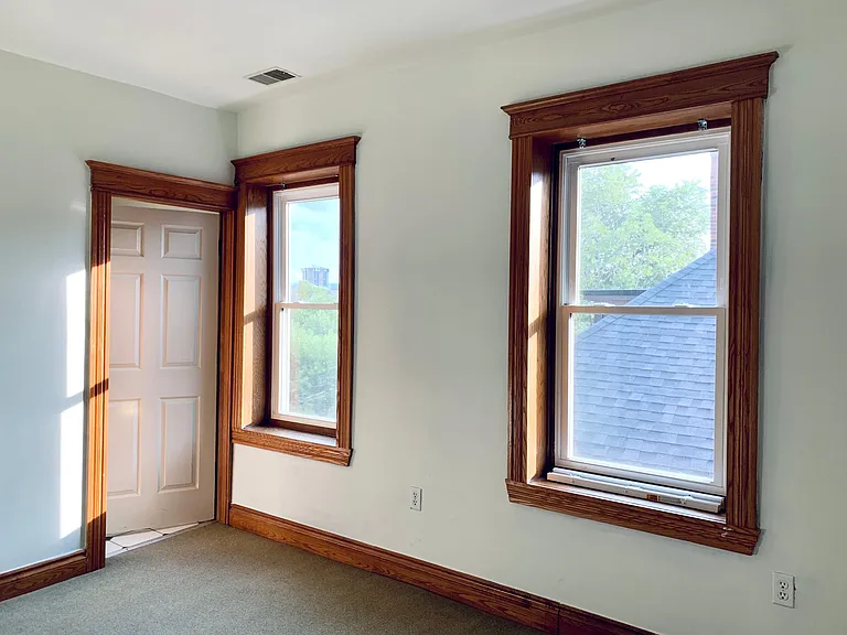 560 E Kirby St — Photo 9