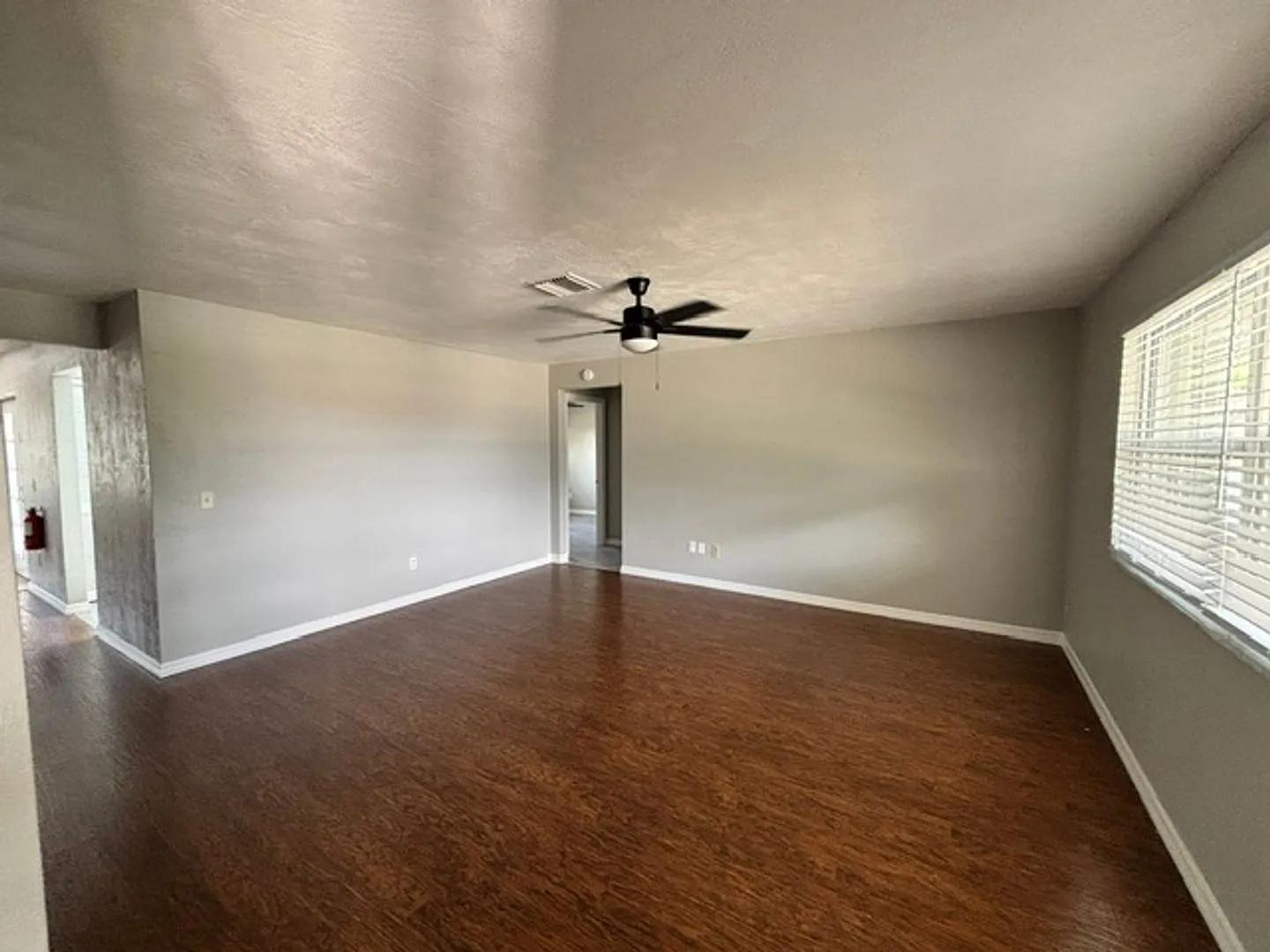 3 Bedroom home on a Cul-de-sac with a large Fenced yard — Photo 3