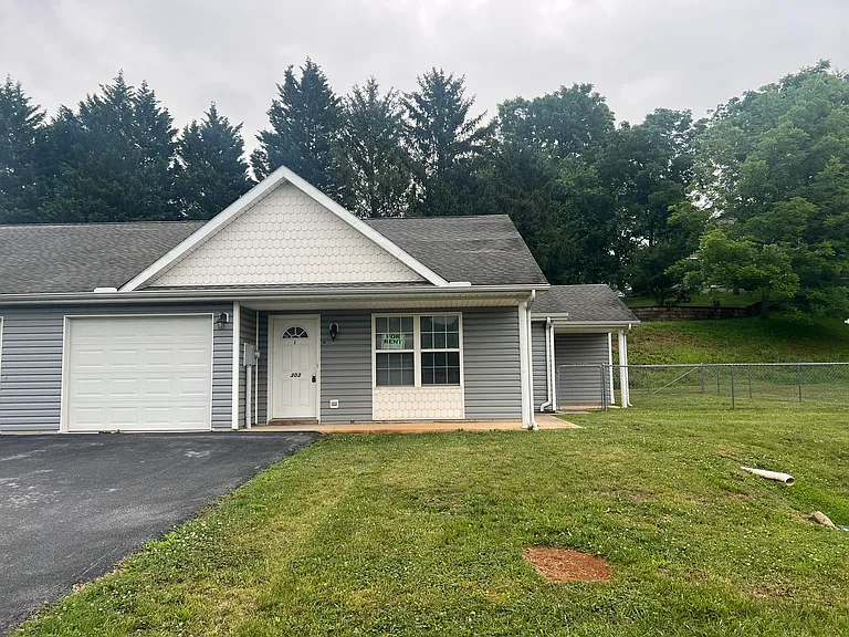 303 Ledge Dr — Photo 1