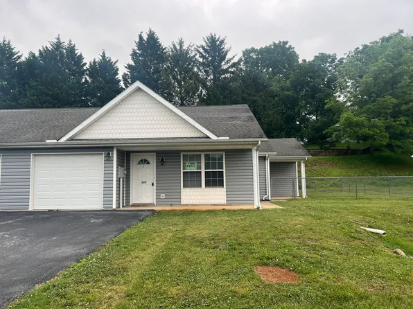 303 Ledge Dr, Martinsburg, WV 25401