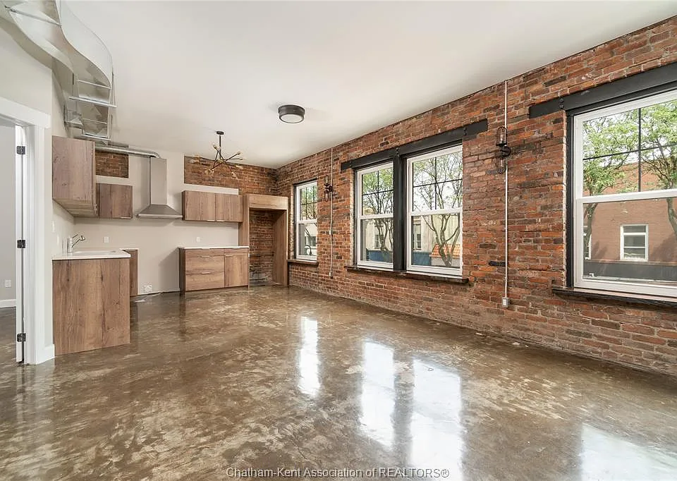 140 King St W #201
