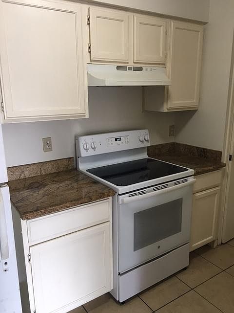 Kitchen w/granite countertop