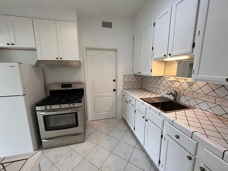 1560 Galveston St — Photo 27