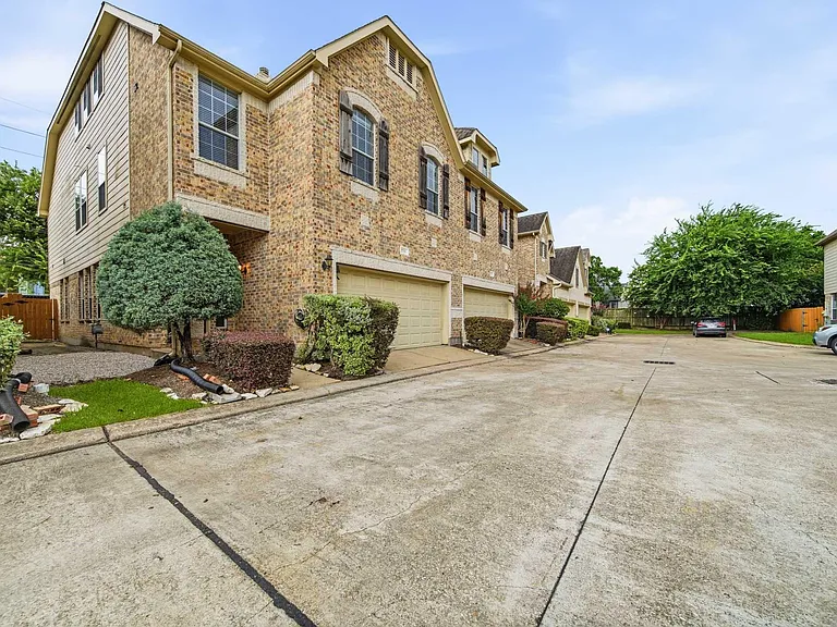 2711 Wallingford Pnes — Photo 1
