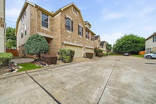 2711 Wallingford Pnes Photo 1