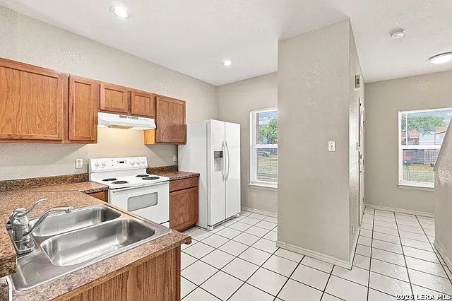 2 bed, 1.5 bath, 2208 sqft, $1,100 — Photo 4