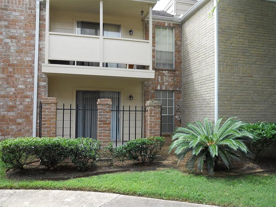 Back view of the property on a greenbelt.