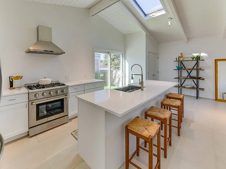 143 Soundview Dr — Photo 3