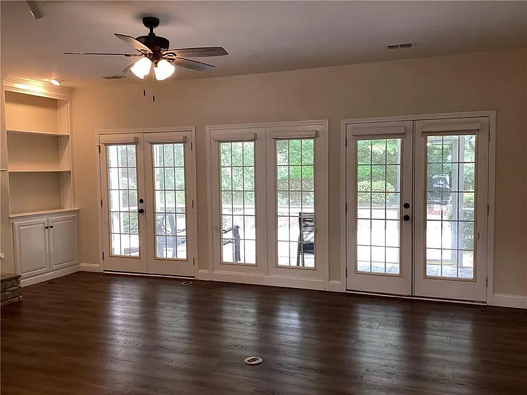 402 Woodbrook Ct — Photo 13